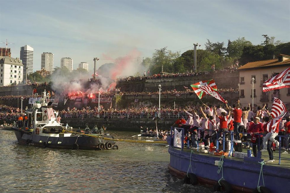 El Athletic Club de Bilbao celebra la victoria en La Gabarra mientras sube por la Ría del Nervión, a 11 de abril de 2024, en Bilbao, Vizcaya, País Vasco (España). La Gabarra ha partido de las instalaciones del Real Club Marítimo del Abra. Van subidas un
