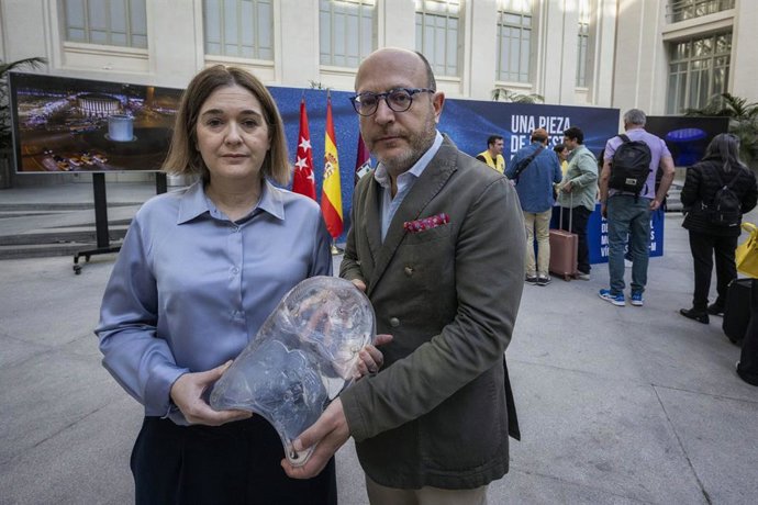 La delegada de Cultura, Turismo y Deporte, Marta Rivera de la Cruz , junto con el delegado de Políticas Sociales, Familia e Igualdad, José Fernández, durante el reparto de las piezas del monumento del 11M.