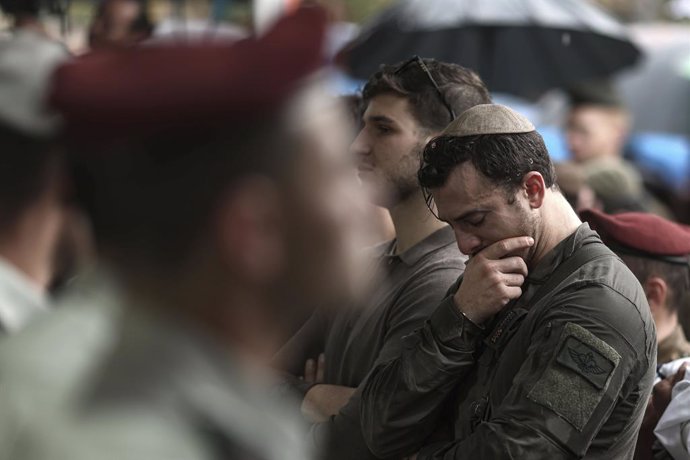 Archivo - 23 January 2024, Israel, Tel Aviv: Israelis mourn during the funeral of Israeli soldier Major Ilay Levy, who was killed during fighting in the Gaza Strip. There were 21 soldiers killed in the incident, according to Israeli media. Photo: Ilia Yef