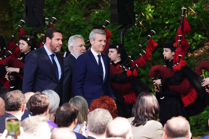 (I-D) El ministro de Transportes, Óscar Puente; el presidente del Parlamento de Galicia, Miguel Ángel Santalices  y el presidente de la Xunta de Galicia, Alfonso Rueda, durante el acto de toma de posesión del presidente de la Xunta.