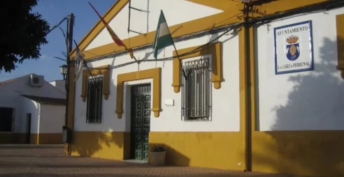 Fachada del Ayuntamiento de La Zarza-Perrunal (Huelva).