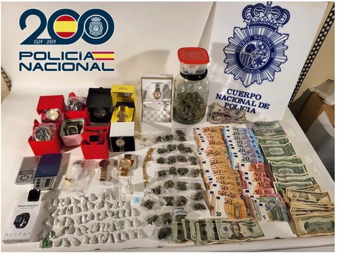 Imagen de las 66 dosis de cocaína, dos balanzas, 1600 euros, 450 dólares, relojes de alta gama y joyas incautadas en el piso
