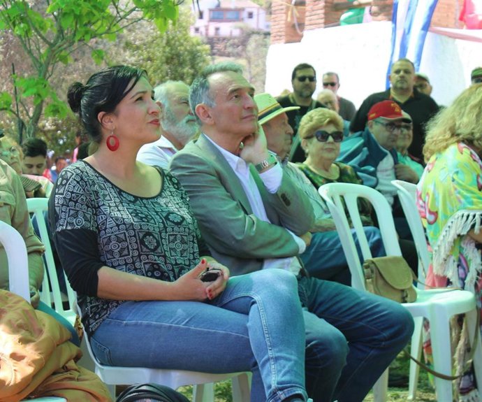 El secretario general del PCE y diputado por Sumar en la provincia de Córdoba, Enrique Santiago, junto con la coordinadora Provincial de Izquierda Unida, Toni Morillas, en el 'I Encuentro Provincial del PCE Málaga' celebrado en Casabermeja