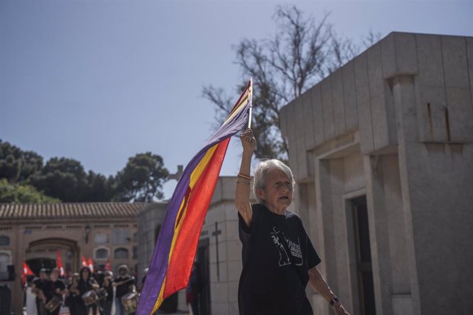 Una mujer con una bandera de la república durante el homenaje a las víctimas del franquismo, en el Cementerio General de Valencia, a 13 de abril de 2024