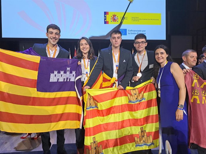 La directora general de Formación Profesional y Ordenación Educativa, Maria Isabel Salas, con los cuatro ganadores