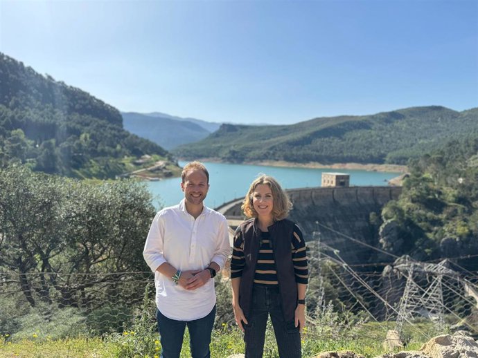La vicesecretaria de Política municipal del PP de Andalucía, Ana Mestre, y el presidente provincial del PP en Jaén, Erik Domínguez.