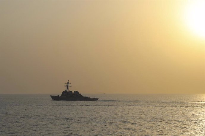 Archivo - July 27, 2023, Strait of Hormuz, Oman: The U.S. Navy Arleigh-burke class guided-missile destroyer USS Thomas Hudner patrols international shipping lanes at sunset, July 27, 2023 in the Strait of Hormuz. The U.S. Navy stepped up patrols after Ira