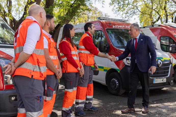 El alcalde de Sevilla, José Luis Sanz, visita el dispositivo sanitario de la Feria de Abril.