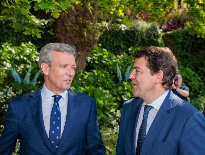 El presidente de la Xunta, Alfonso Rueda, y el de la Junta, Alfonso Fernández Mañueco, en el acto de toma de posesión en Galicia