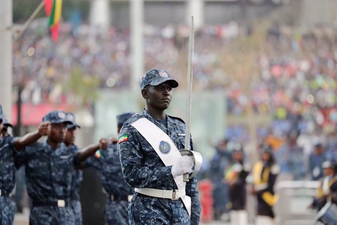 Archivo - ADDIS ABABA, June 5, 2022  -- Police officers march during an event to honor Ethiopian police forces in Meskel Square in Addis Ababa, Ethiopia, on June 5, 2022. Ethiopia on Sunday honored its police forces in recognition of their "outstanding se