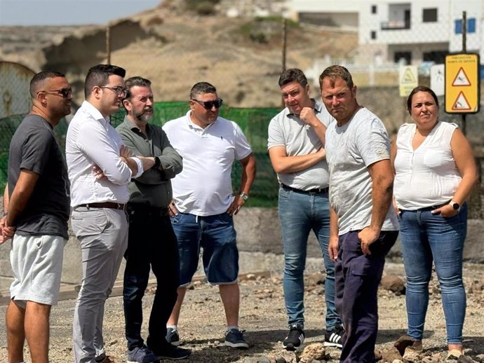 El candidato de Coalición Canaria al Parlamento Europeo, Carlos Alonso, ha visitado hoy sábado el municipio de Arico para conocer de primera mano las consecuencias del temporal que ha azotado la costa sureste de Tenerife.