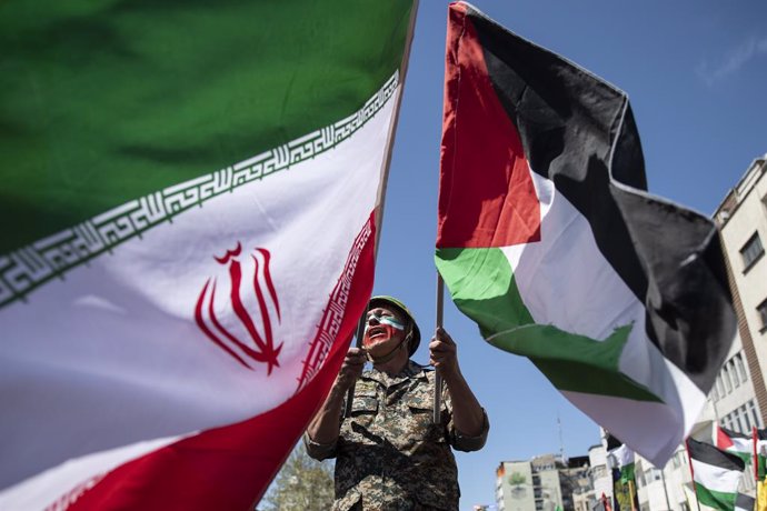 April 5, 2024, Tehran, Tehran, Iran: With his face painted in the colors of the Iranian flag, a man chants slogans as he waves the Iranian and Palestinian flags in the annual rally to mark Quds Day, or Jerusalem Day, in support of Palestinians, in Tehran,