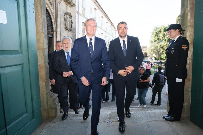 En la imagen, ambos presidentes accediendo a la Iglesia de San Domingos de Bonaval, donde se celebró el acto de toma de posesión de Alfonso Rueda como presidente de la Xunta.