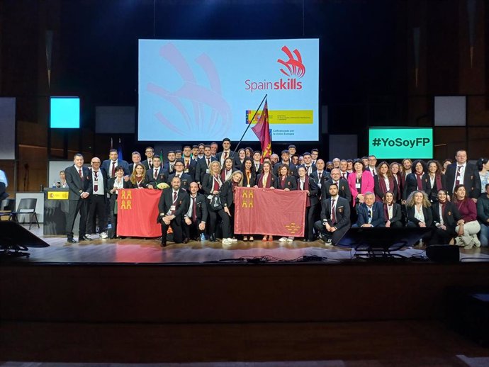 El director general de Formación Profesional, Luis Quiñonero, con los ganadores de la Región en la competición SpainSkills 2024.