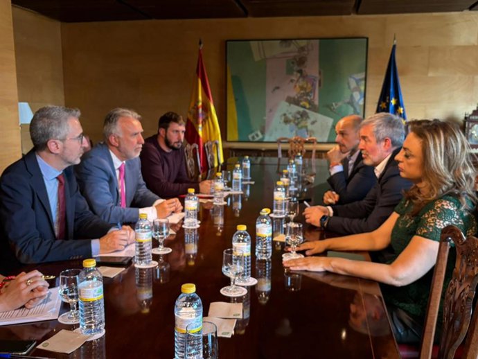 El ministro de Política Territorial, Ángel Víctor Torres, y el presidente del Gobierno de Canarias, Fernando Clavijo, en una reunión para abordar la distribución de menores migrantes no acompañados