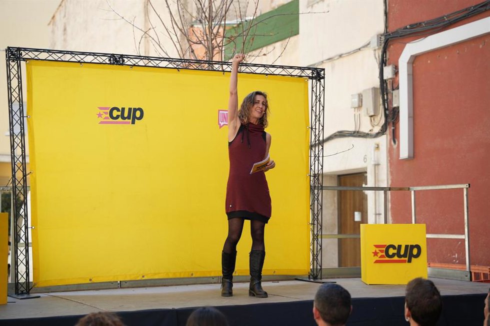 La candidata de la CUP a las elecciones catalanas, Laia Estrada, en el acto de Vilafranca del Peneds (Barcelona)