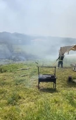 Una barbacoa en una finca privada causa un conato en Guamasa