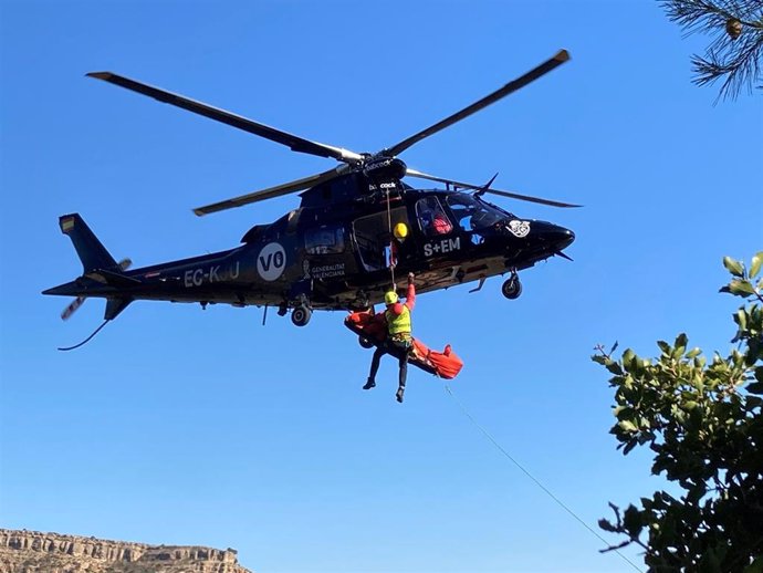Archivo - Rescate de un helicóptero de la Generalitat