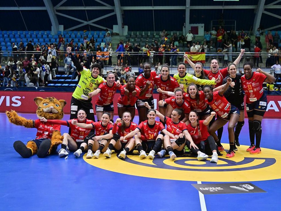 Las Guerreras celebran la clasificación para los Juegos Olímpicos de París 2024 tras ganar a Argentina en el Preolímpico de balonmano de Torrevieja