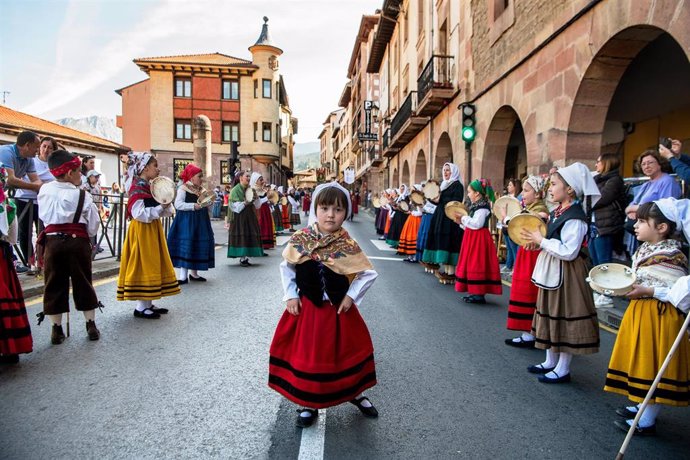 Pasacalle de más de una veintena de grupos de folklore del entorno lebaniego, cofradías gastronómicas y asociaciones de peregrinos con motivo de la clausura del Año Jubilar Lebaniego 2023-2024