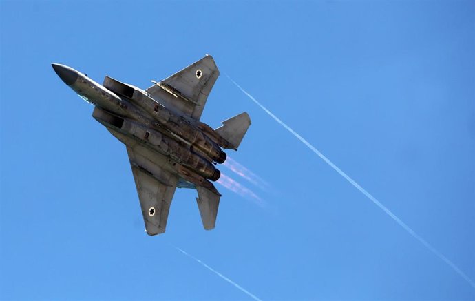 Archivo - Un avión de combate israelí en vuelo en una imagen de archivo