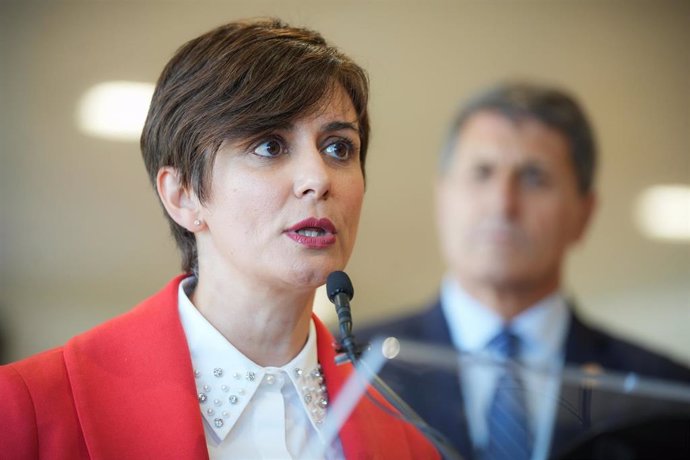 La ministra de Vivienda, Isabel Rodríguez, en Sevilla en declaraciones a los medios de comunicación.