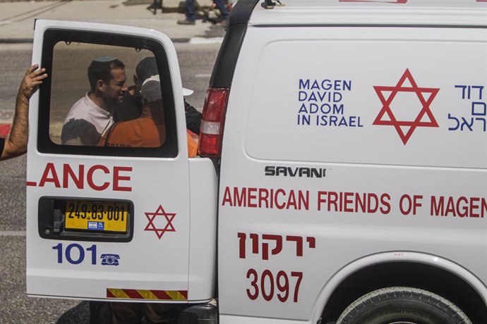 Archivo - May 23, 2023, Nablus, West Bank, Palestine: Magen David Adom paramedics bring an Israeli settler to the ambulance after he was hit by a stone thrown at him, in the town of Hawara, south of Nablus, in the occupied West Bank. Two Israeli settlers 