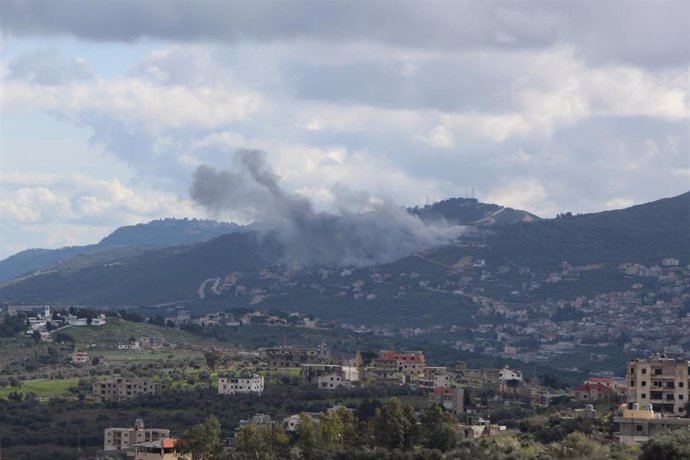 Columna de humo tras un ataque del Ejército de Israel contra Kafarkila, en el sur de Líbano (archivo)