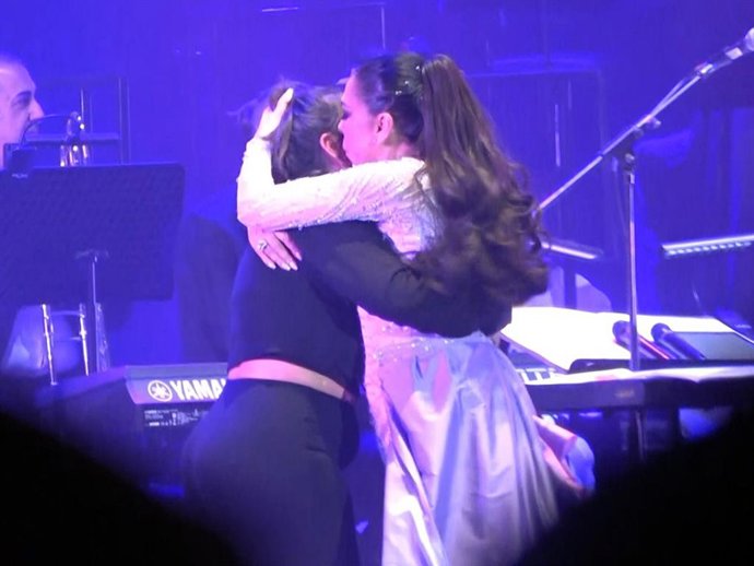 ANABEL PANTOJA JUNTO A SU TÍA ISABEL EN EL CONCIERTO DE MADRID