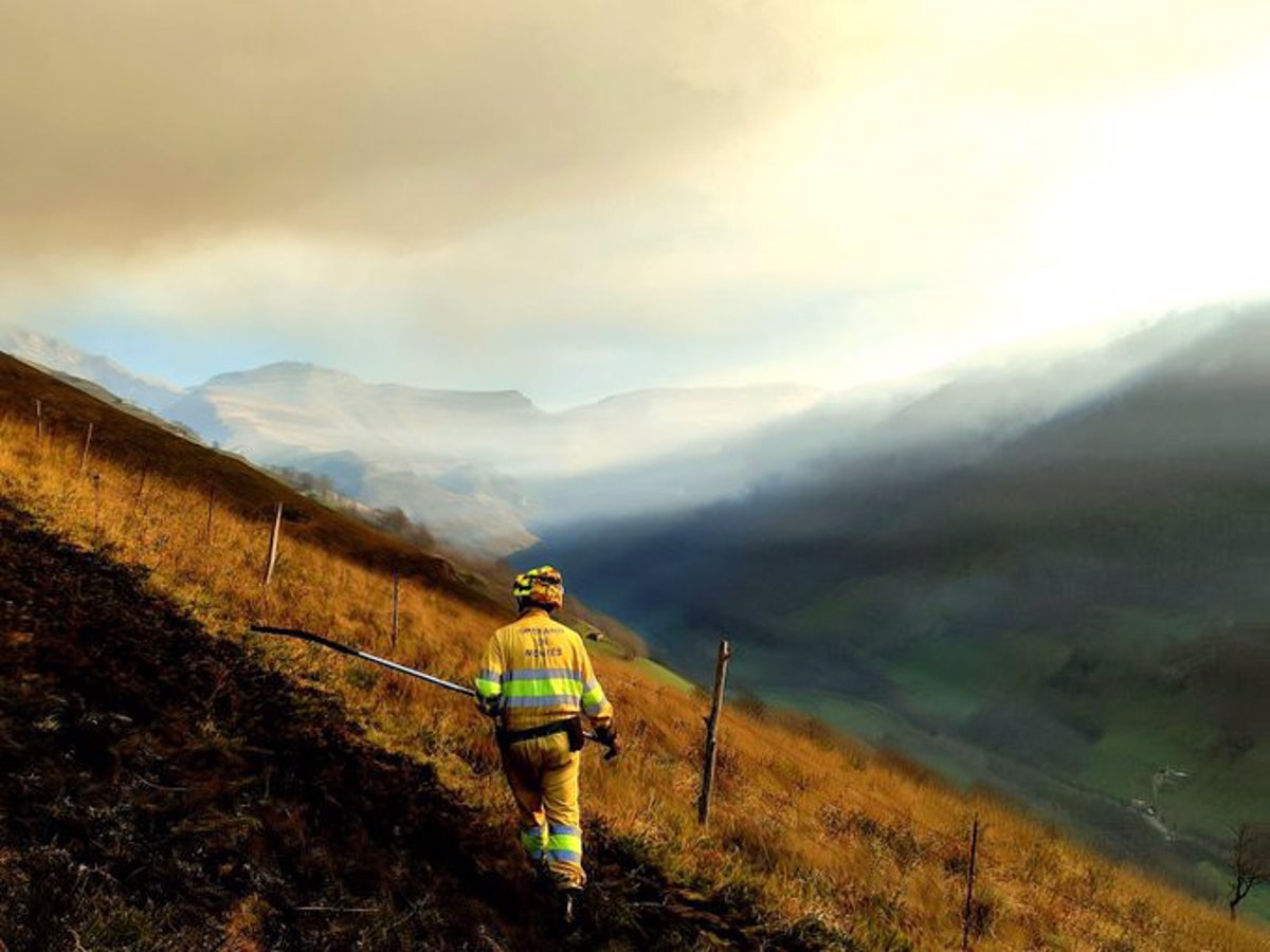 Cantabria extingue 15 de los 17 incendios forestales registrados desde el viernes