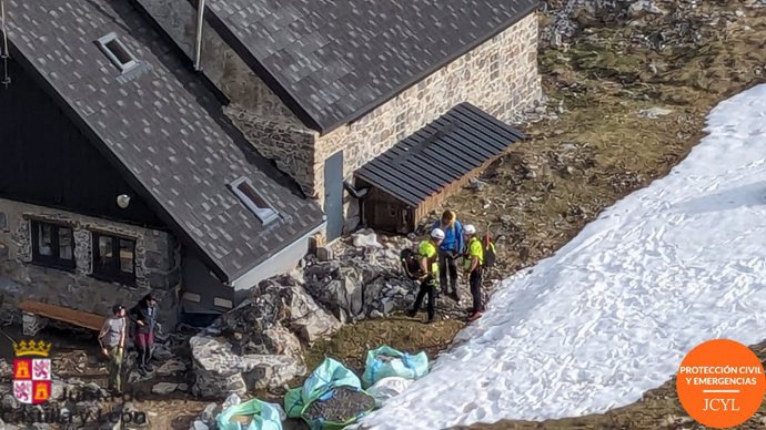 El Grupo de Rescate de la Junta de Castilla y León auxilia a un montañero en Collado Jermoso.