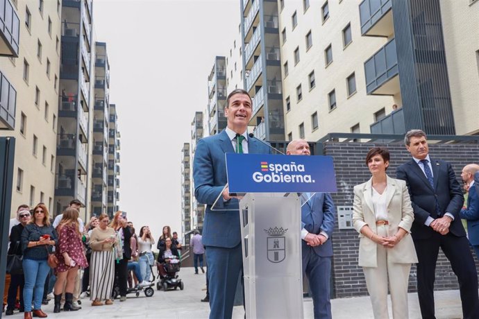 El presidente del Gobierno, Pedro Sánchez, interviene tras la visita a la promoción de viviendas sociales Intercivitas II en Dos Hermanas (Sevilla). (Foto de archivo).