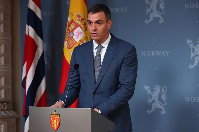 El presidente del Gobierno, Pedro Sánchez, durante su rueda de prensa tras su reunión con el primer ministro del Reino de Noruega, Jonas Gahr Stre, en Oslo, a 12 de abril de 2024, en Oslo (Noruega). Los mandatarios de España y Noruega han plasmado en un 