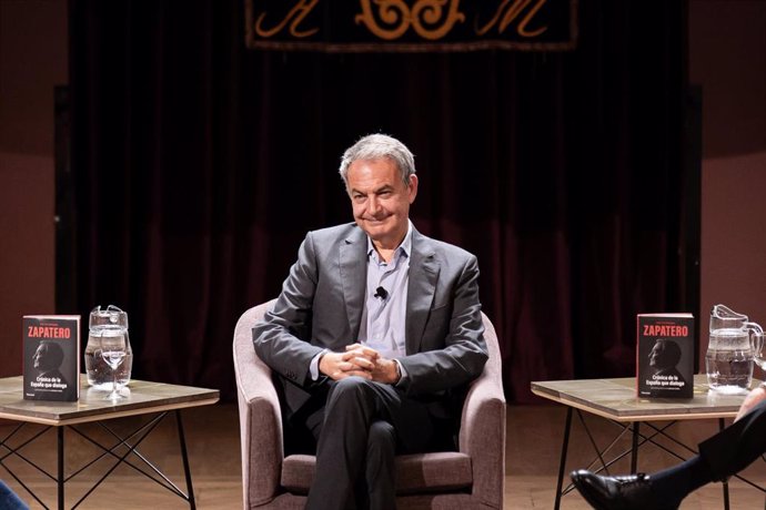 El expresidente del Gobierno José Luis Rodríguez Zapatero durante la presentación de su libro ‘Crónicas de la España que dialoga’, en el Ateneo de Madrid, a 10 de abril de 2024, en Madrid (España).