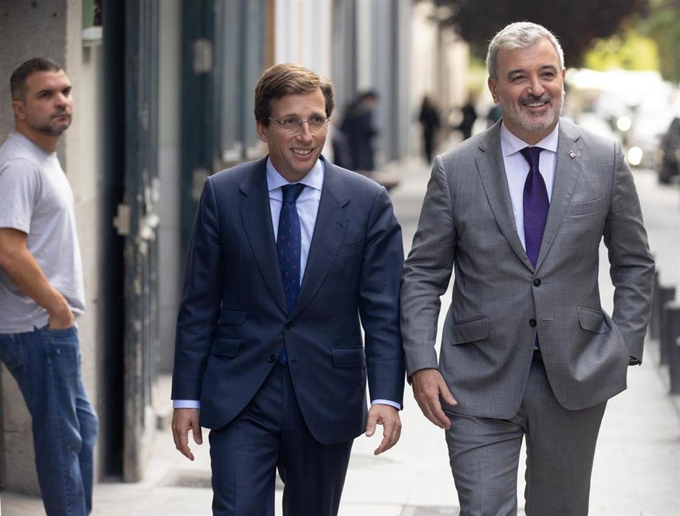 Archivo - El alcalde de Madrid, José Luis Martínez-Almeida (i) y el alcalde de Barcelona, Jaume Collboni (d), llegan a la segunda jornada de la segunda edición de Metafuturo, en el Ateneo de Madrid, a 17 de octubre de 2023, en Madrid (España). Metafu