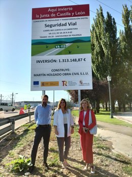 Visita de la delegada Territorial de la Junta, Raquel Alonso (c) a las obras del carril bici el pasado mes de octubre.