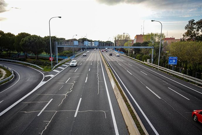 Archivo - Carretera de la M-30 de Madrid a la altura del Puente de los Franceses sin apenas circulación.