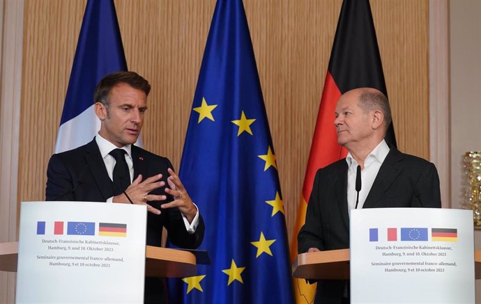 Archivo - El canciller de Alemania, Olaf Scholz (d), recibe en Hamburgo al presidente de Francia, Emmanuel Macron (i)