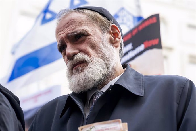 Archivo - Un rabino durante una manifestación por la liberación de los rehenes secuestrados por Hamás, frente al Congreso de los Diputados, a 22 de octubre de 2023, en Madrid (España).