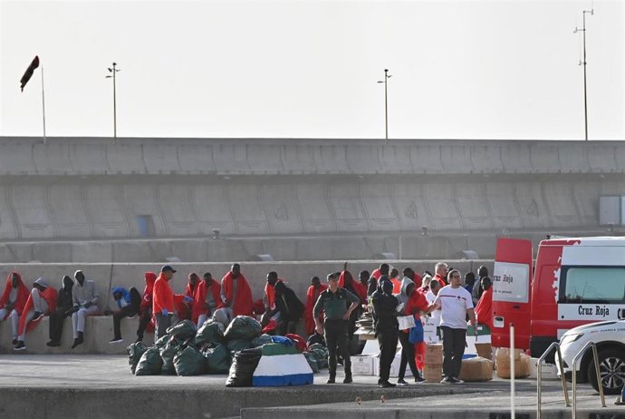 Archivo - Decenas de migrantes son atendidos por los equipos de Emergencias de Canarias, en el Puerto de La Estaca, a 23 de enero de 2023, en El Hierro