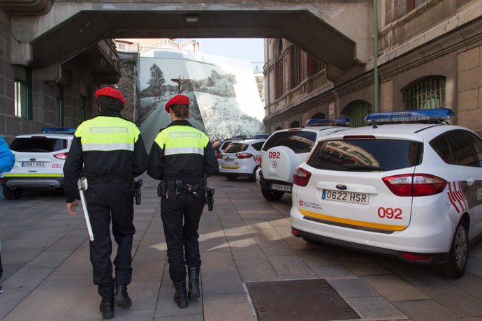 Archivo - Policías municipales en la entrada de la comisaría Udala.