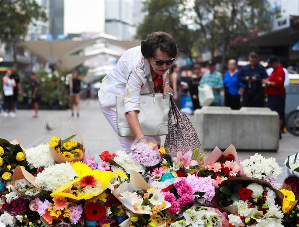 Ciudadanos de Sídney depositan flores por las víctimas del ataque del centro comercial Bondi Junction 
