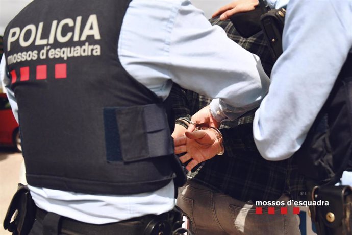 Archivo - Detenido un hombre en Barcelona como presunto autor de cuatro robos con fuerza en Sant Martí