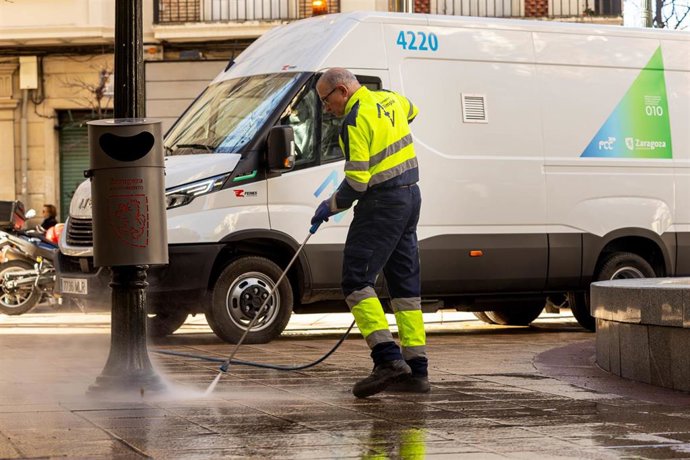 Archivo - El plan de limpiezas intensivas por barrios llega a Torrero-La Paz.