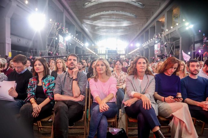 (I-D) El líder de Más País, Iñigo Errejón; la ministra de Juventud e Infancia, Sira Rego; el ministro de Cultura, Ernest Urtasun; la vicepresidenta segunda y ministra de Trabajo, Yolanda Díaz; la cabeza de lista por Sumar a las elecciones europeas del 9 d