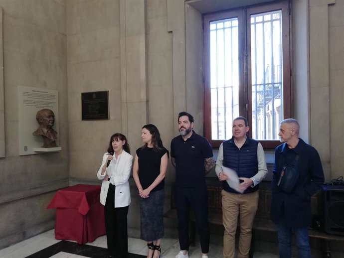 Homenaje del PSN a los concejales y trabajadores del Ayuntamiento de Pamplona asesinados en la Guerra Civil. (I-D): Maite Esporrín, Marina Curiel, Ramón Alzórriz, Borja Paredes y Martín Zabalza.