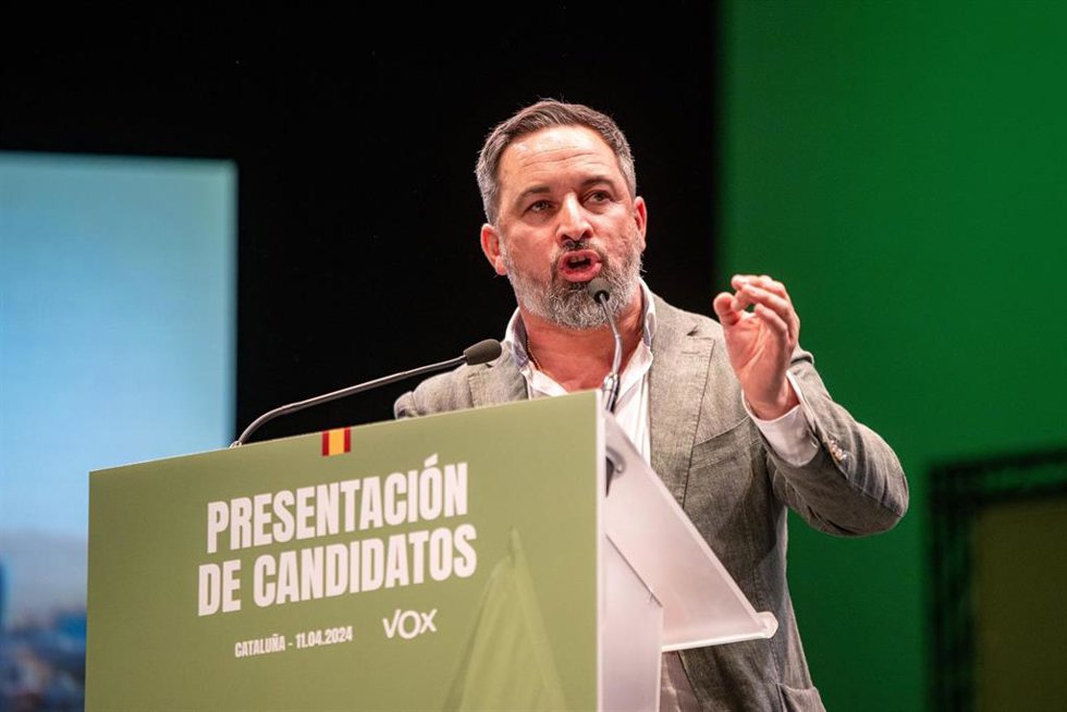El líder de Vox, Santiago Abascal, interviene durante el acto de presentación de la candidatura de Vox al 12M, en la Factoría Cultural, a 11 de abril de 2024, en Terrassa, Barcelona, Catalunya (España).