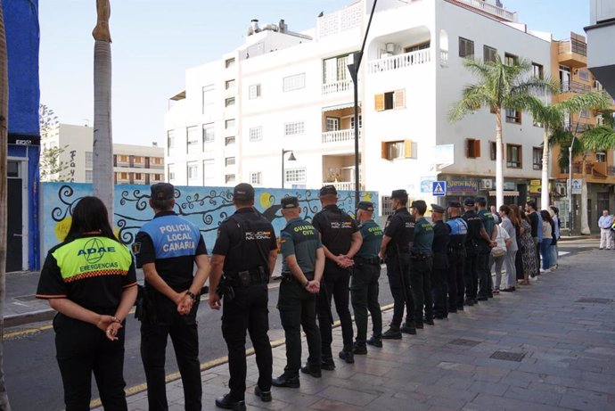 El núcleo de Los Cristianos ha acogido este domingo un acto de recuerdo y homenaje a las siete personas que perdieron la vida en el derrumbe del edificio situado en el número 12 de la calle Amalia Alayón el 14 de abril de 2016.