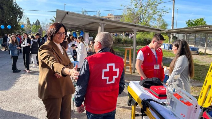 La delegada de Desarrollo Educativo y Formación Profesional, Universidad, Investigación e Innovación, María José Martín, visita en el IES La Madraza (Granada) la iniciativa 'Puente al Futuro: I Feria de Empleo'.