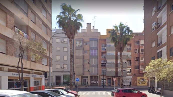 Archivo - Edificio ocupado en la avenida de la Constitución de València